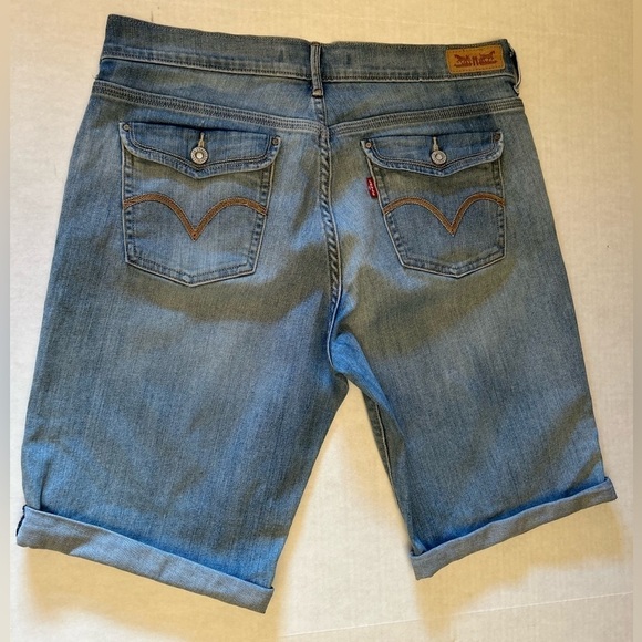 Levi’s Bermuda women’s light wash denim jean flap pocket shorts Sz-8. L6 - Picture 3 of 8